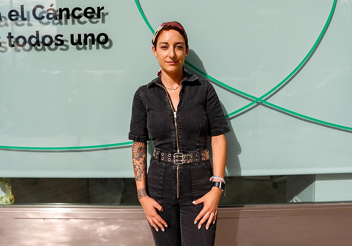 Lucía, en la sede de la asociación contra el cáncer de Granada.