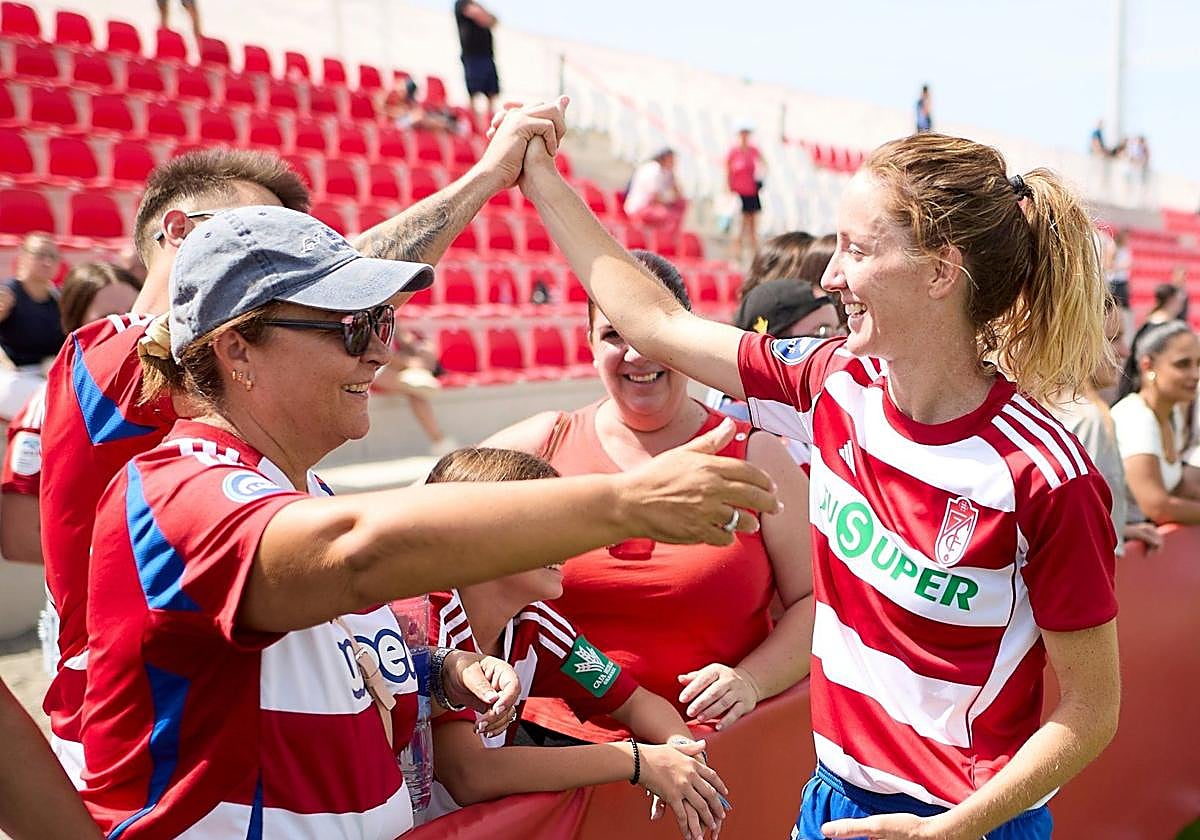 Lauri saluda a la grada.