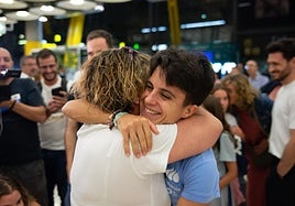 María Pérez recibe el abrazo de su madre Paqui por sorpresa.