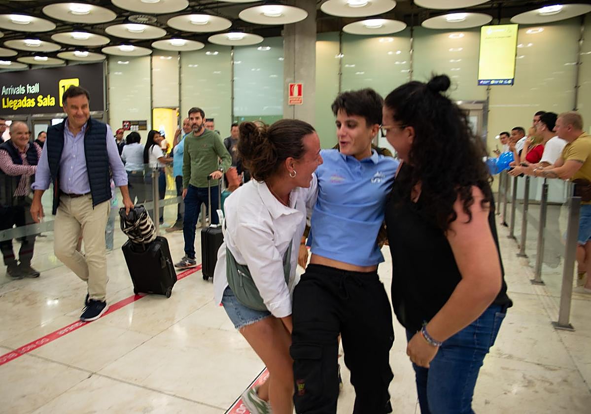 Imagen principal - La sorpresa contra reloj de la madre y una de las mejores amigas de María Pérez