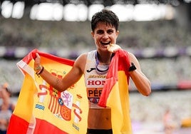 María con una de sus medallas de oro en Tokyo.