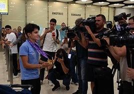 María Pérez enseña sus dos medallas de oro a los medios de comunicación.