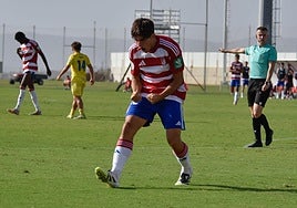 El rojiblanco Migue Sánchez celebra su gol al Huétor Tájar.