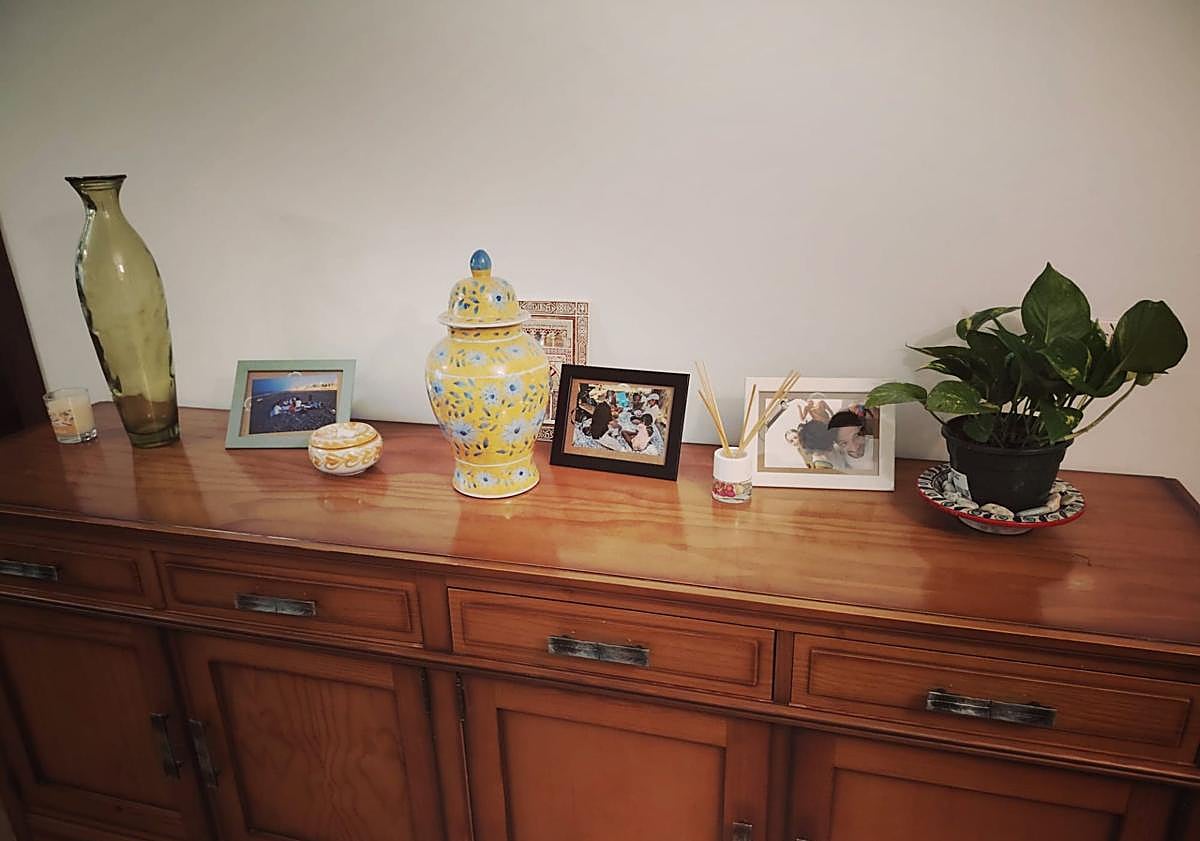 Imagen principal - Detalles del piso de Walaa y su familia, en el Zaidín. 