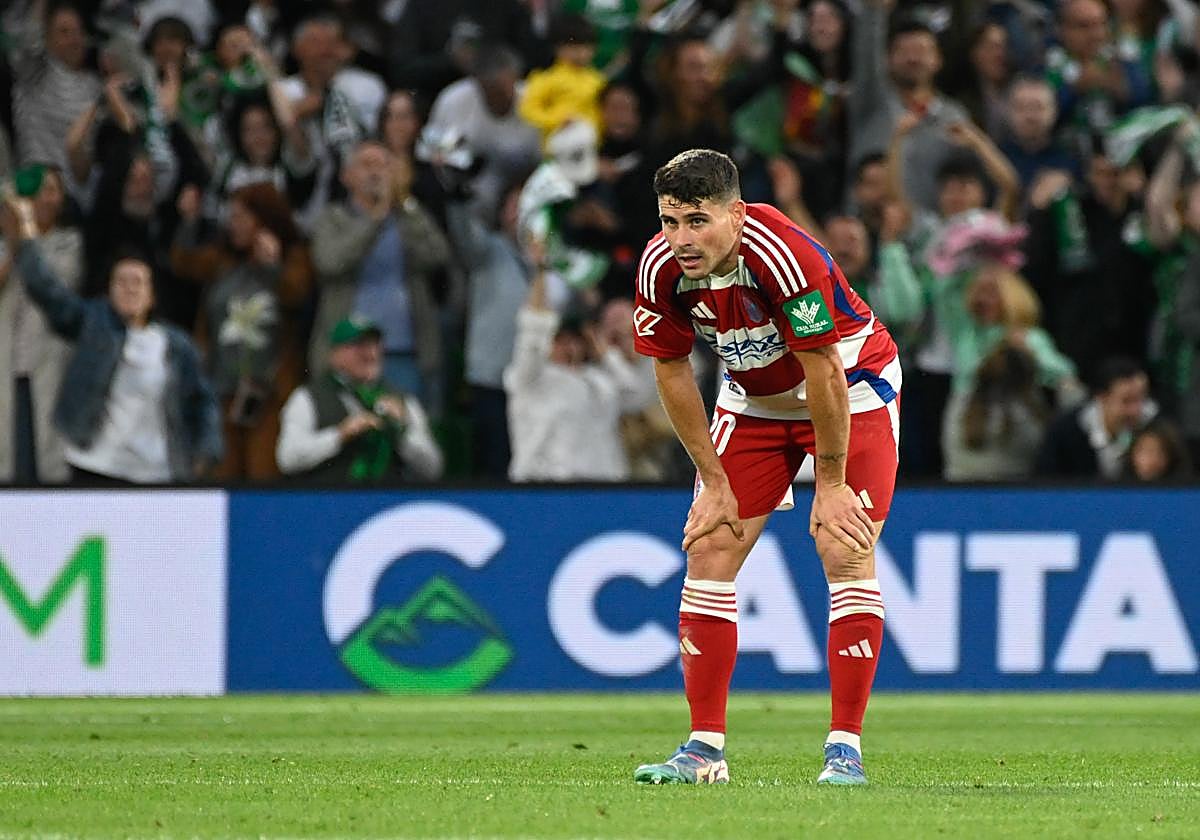 El rojiblanco Sergio Ruiz, en un partido anterior con el Granada.