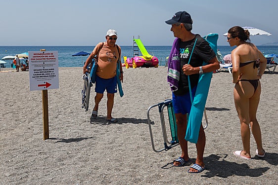 Playa de La Charca de Salobreña con la restricción de agosto.