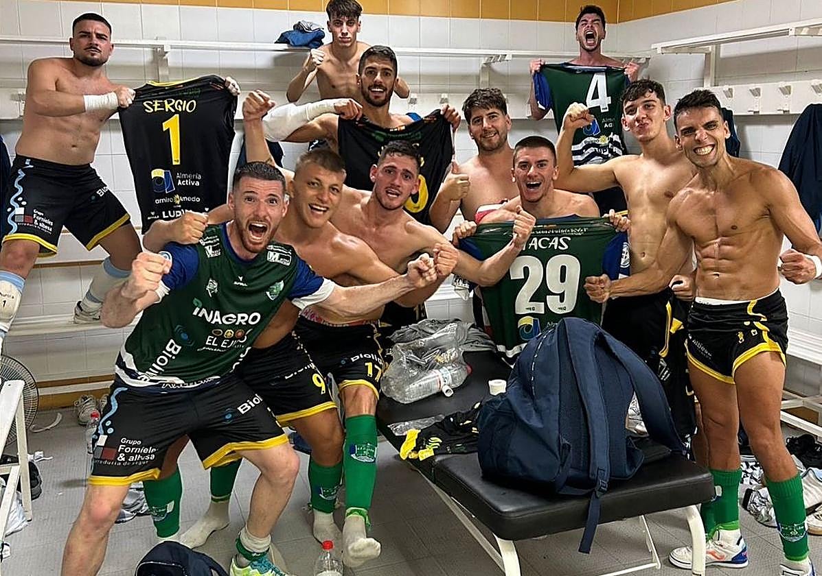 El equipo ejidense celebra una importante victoria en Melilla.