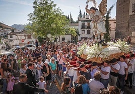Procesión del patrón del Albaicín durante uan edición de sus fiestas de San Miguel.