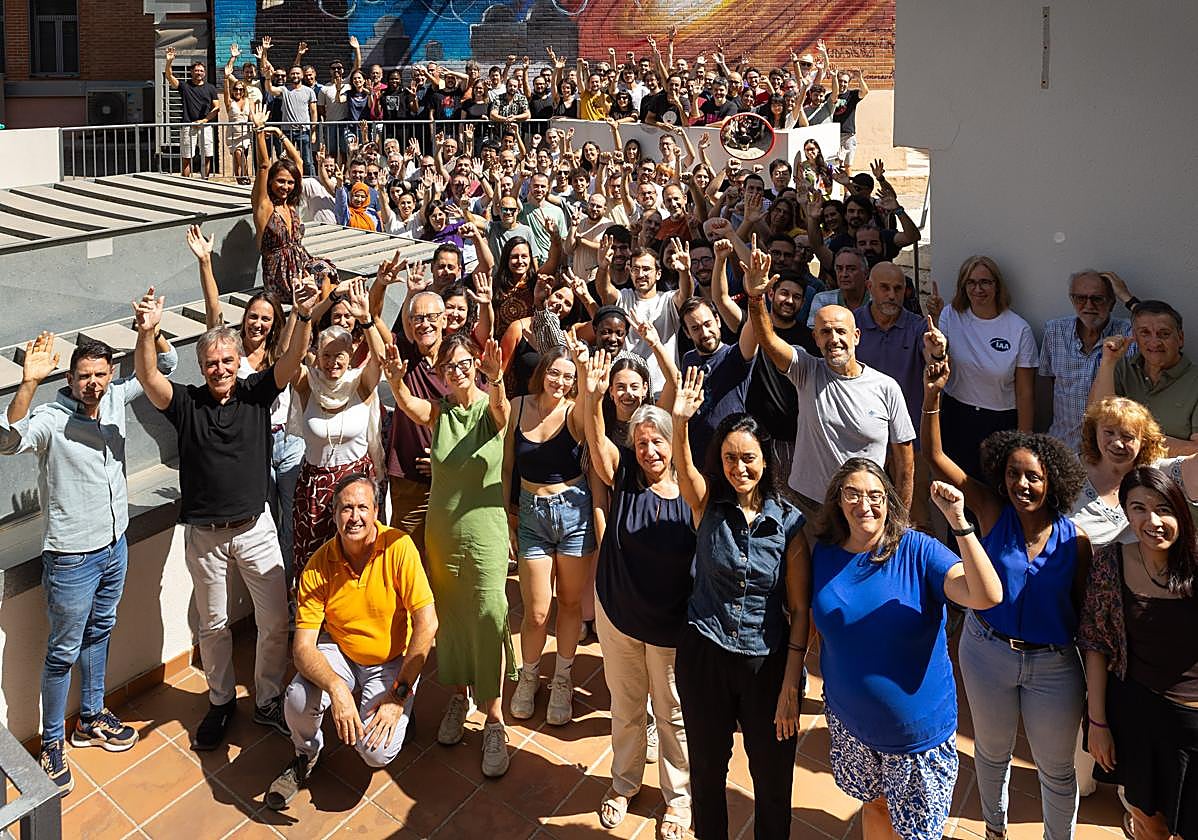 Parte de la plantilla del Instituto de Astrofísica frente al grafiti de su sede en el Zaidín.