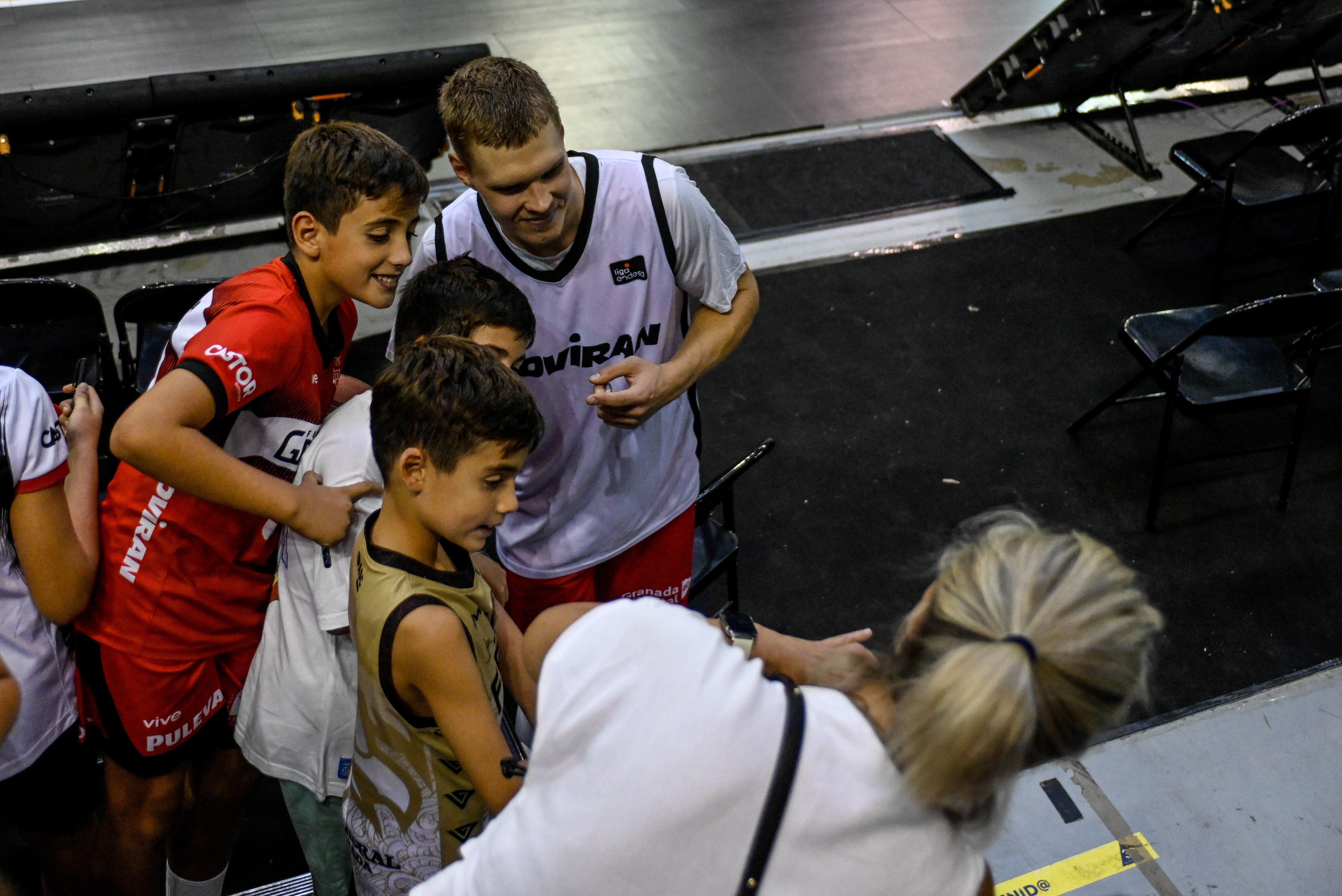 Foto de Elias Valtonen con varios chavales en el entrenamiento con público del Covirán.