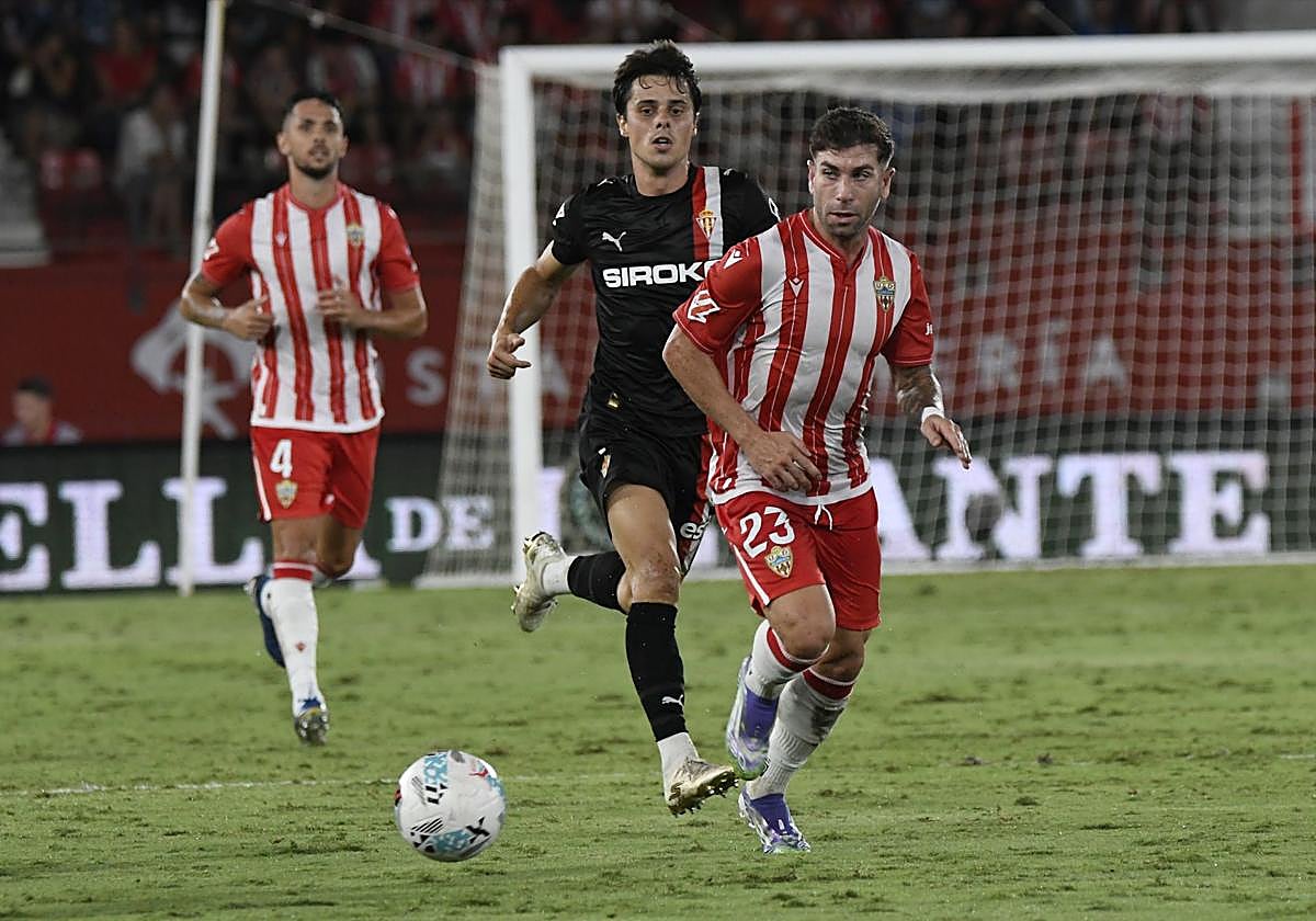 Embarba conduce el balón sobre un maltrecho terreno de juego.