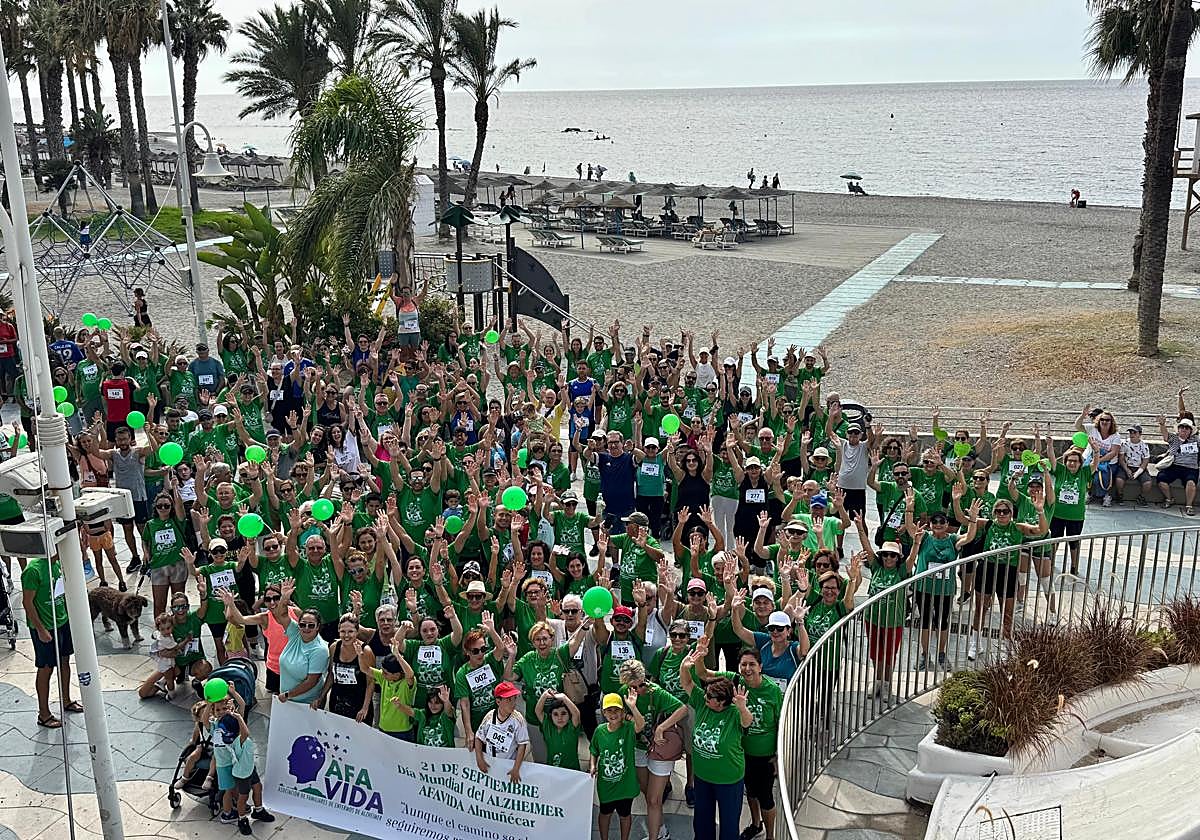 Almuñécar reúne a 300 personas en la marcha solidaria 'Caminando por la Memoria' con motivo del Día Mundial del Alzheimer