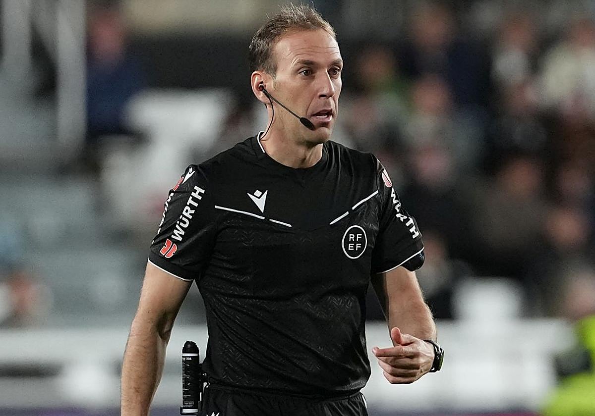 El colegiado Rafel Sánchez en El Plantío.