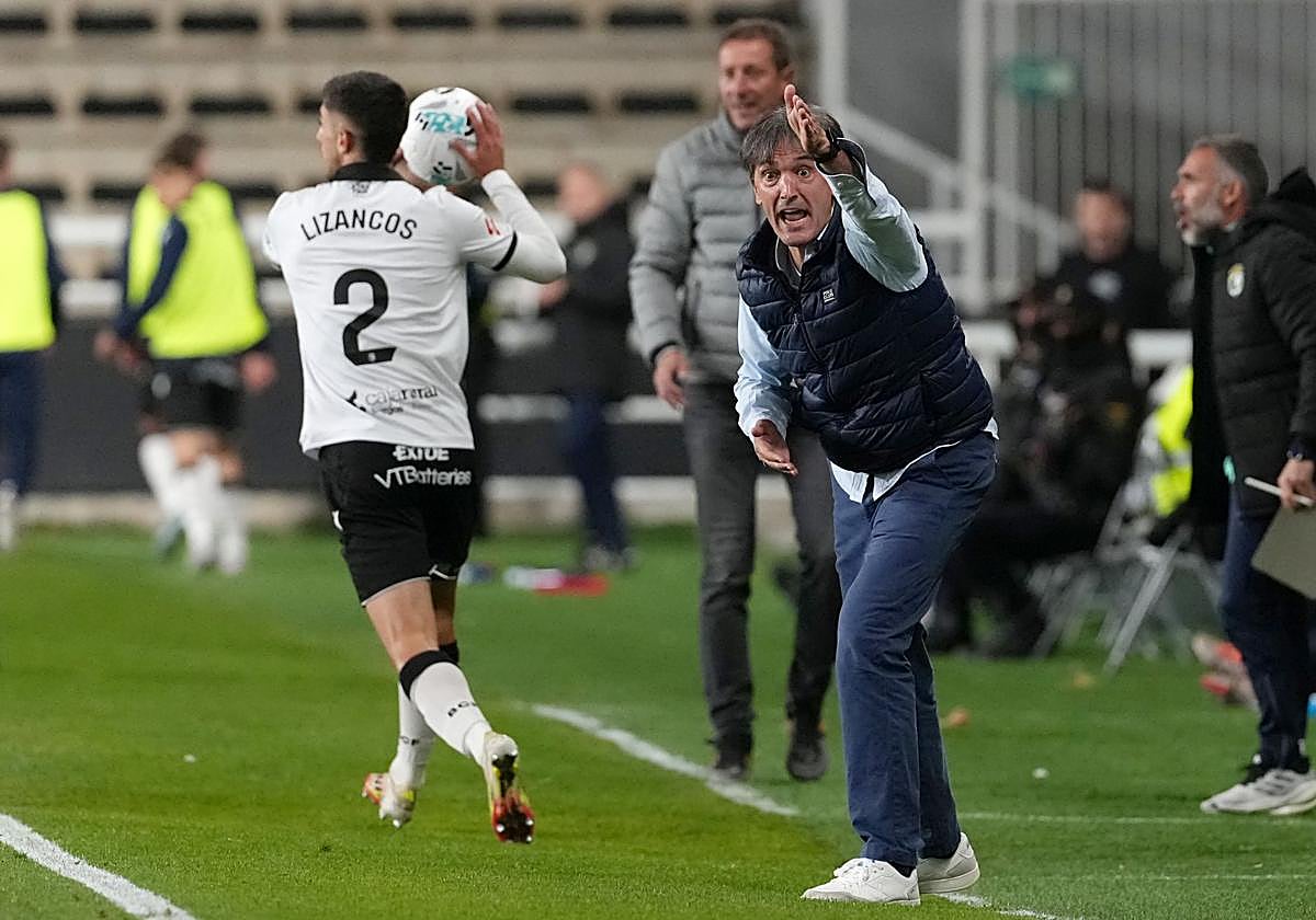 Pacheta da indicaciones en el banquillo del Granada en El Plantío.