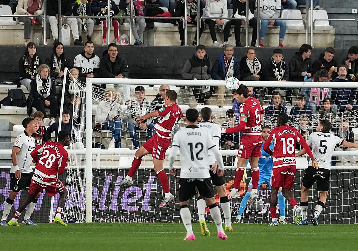Manu Lama despeja un centro sobre el área de Luca Zidane en El Plantío.
