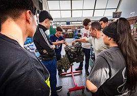 En clase de Automoción, uno de los ciclos más demandados en el instituto Hermenegildo Lanz.
