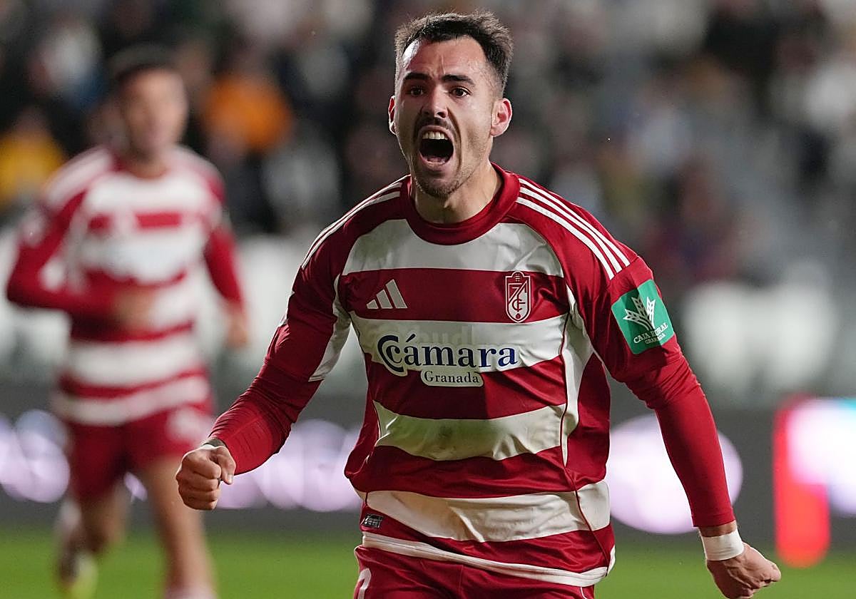 Álex Sola celebra en El Plantío su primer gol con el Granada.