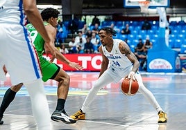 Jassel Pérez bota el balón durante la última Americup, en la que jugó con Dominicana.