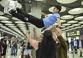 Amigas de María Pérez la mantean aún en pleno aeropuerto.