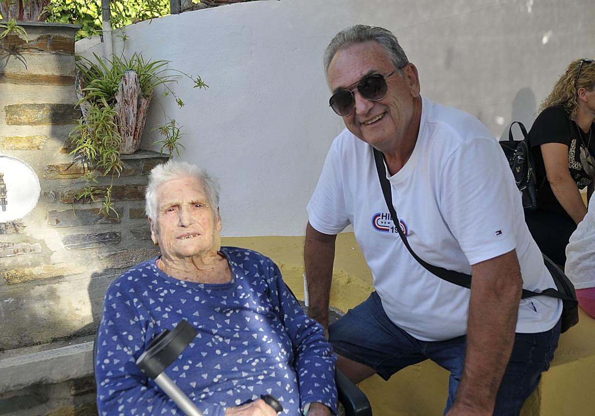 La vecina más longeva de este pueblo, Herminia Juárez Rodríguez, que el pasado día 11 cumplió 100 años, fue homenajeada.