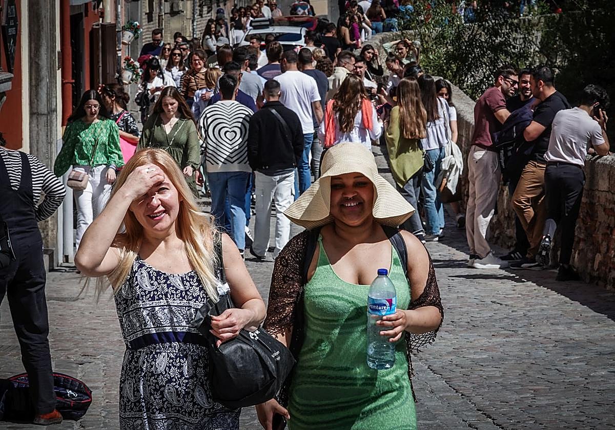 Cientos de turistas pasean por la carrera del Darro.