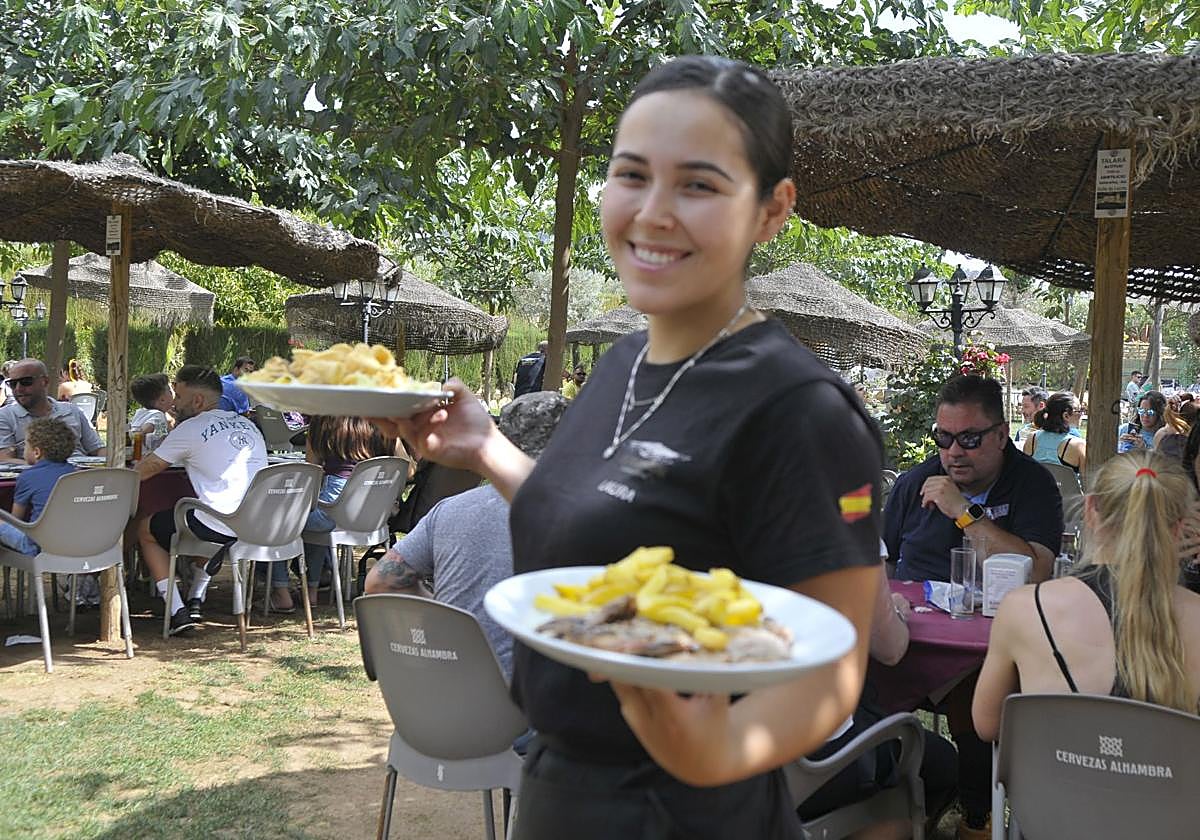 Una de las camareras de La Venta de Nigüelas trabajando en este complejo turístico