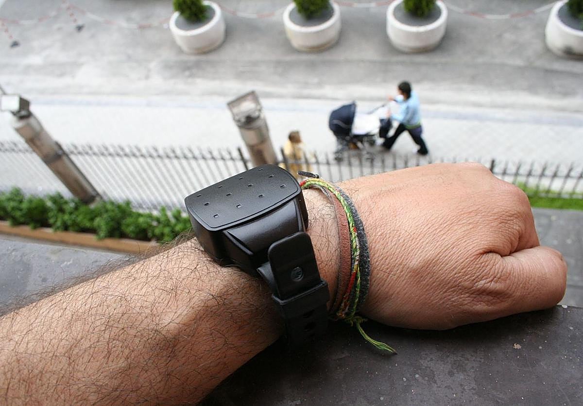 Imagen de archivo de una pulsera antimaltratadores.