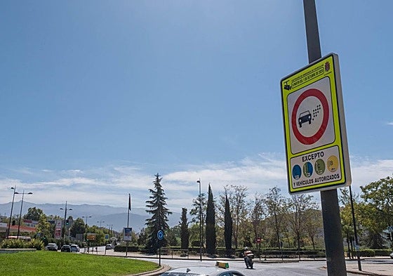 Cartel de la zona de bajas emisiones en Granada.