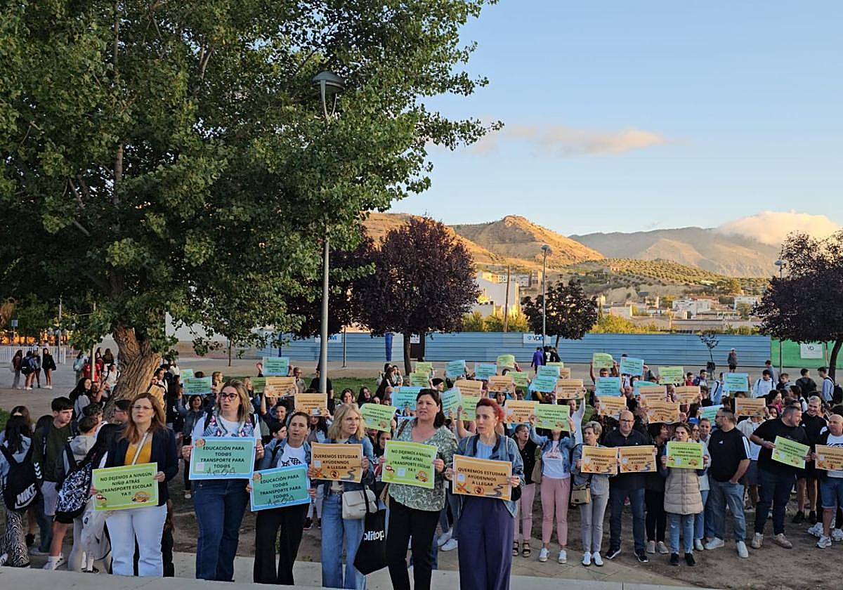 Protesta de familias y alumnos del IES Sierra Mágina de Huelma este martes.