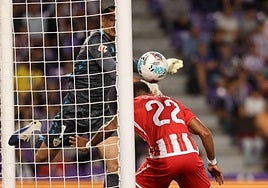 Andrés Fernández actúa para salvar el balón, con Chirino.