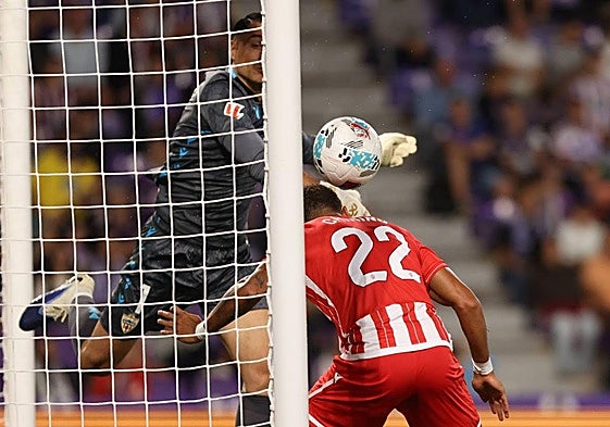 Andrés Fernández actúa para salvar el balón, con Chirino.