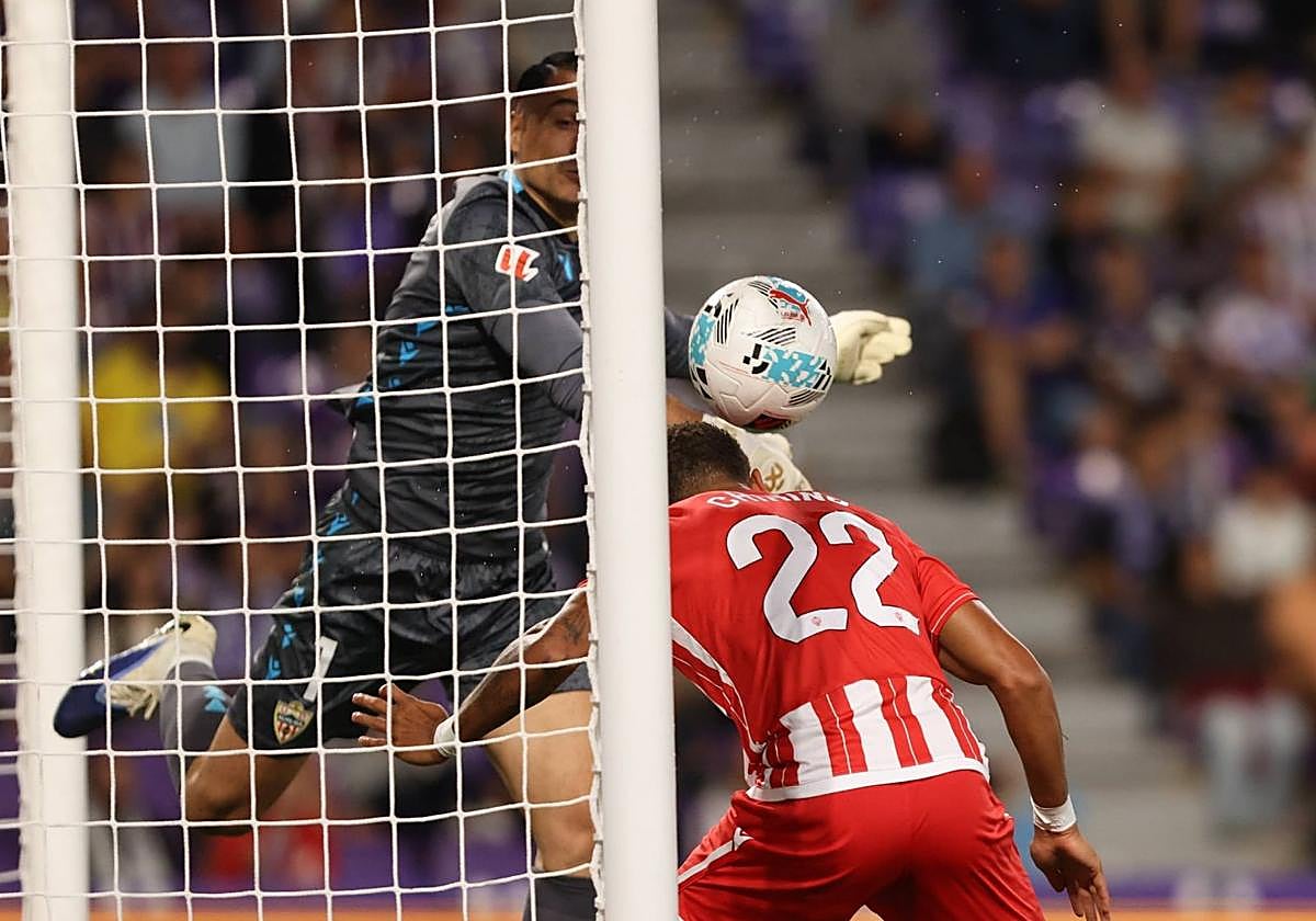 Andrés Fernández actúa para salvar el balón, con Chirino.