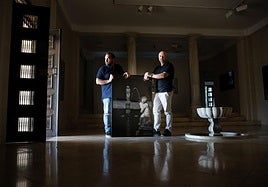 Los comisarios de 'En blanco inédito', Francisco José Sánchez Montalbán y Rafael Peralbo, con una de las obras.