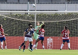 Hirao atrapa un balón contra el Eibar en la Ciudad Deportiva.