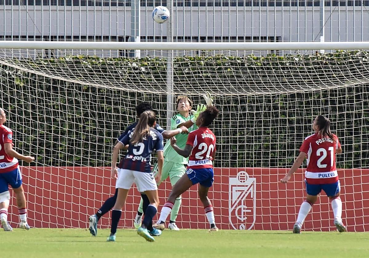 Hirao atrapa un balón contra el Eibar en la Ciudad Deportiva.