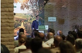 El presidente de la Junta de Andalucía, Juanma Moreno, este martes, en Los Palacios y Villafranca (Sevilla)