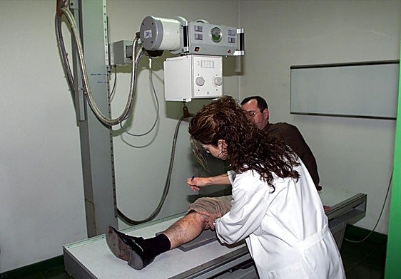 Una sesión de rehabilitación en una mutua en una imagen de archivo.