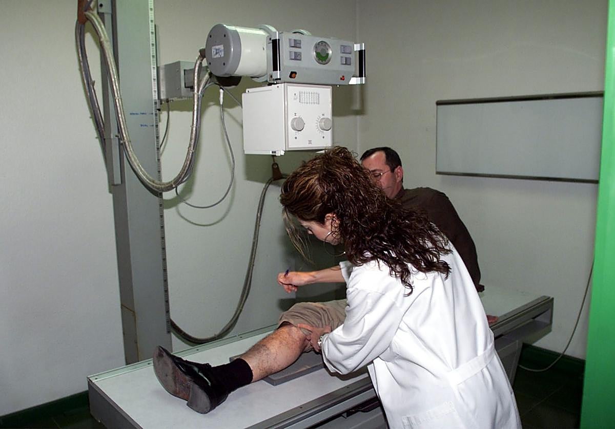 Una sesión de rehabilitación en una mutua en una imagen de archivo.