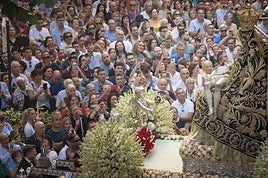 La Virgen de las Angustias y un gran número de fieles el pasado septiembre de 2024