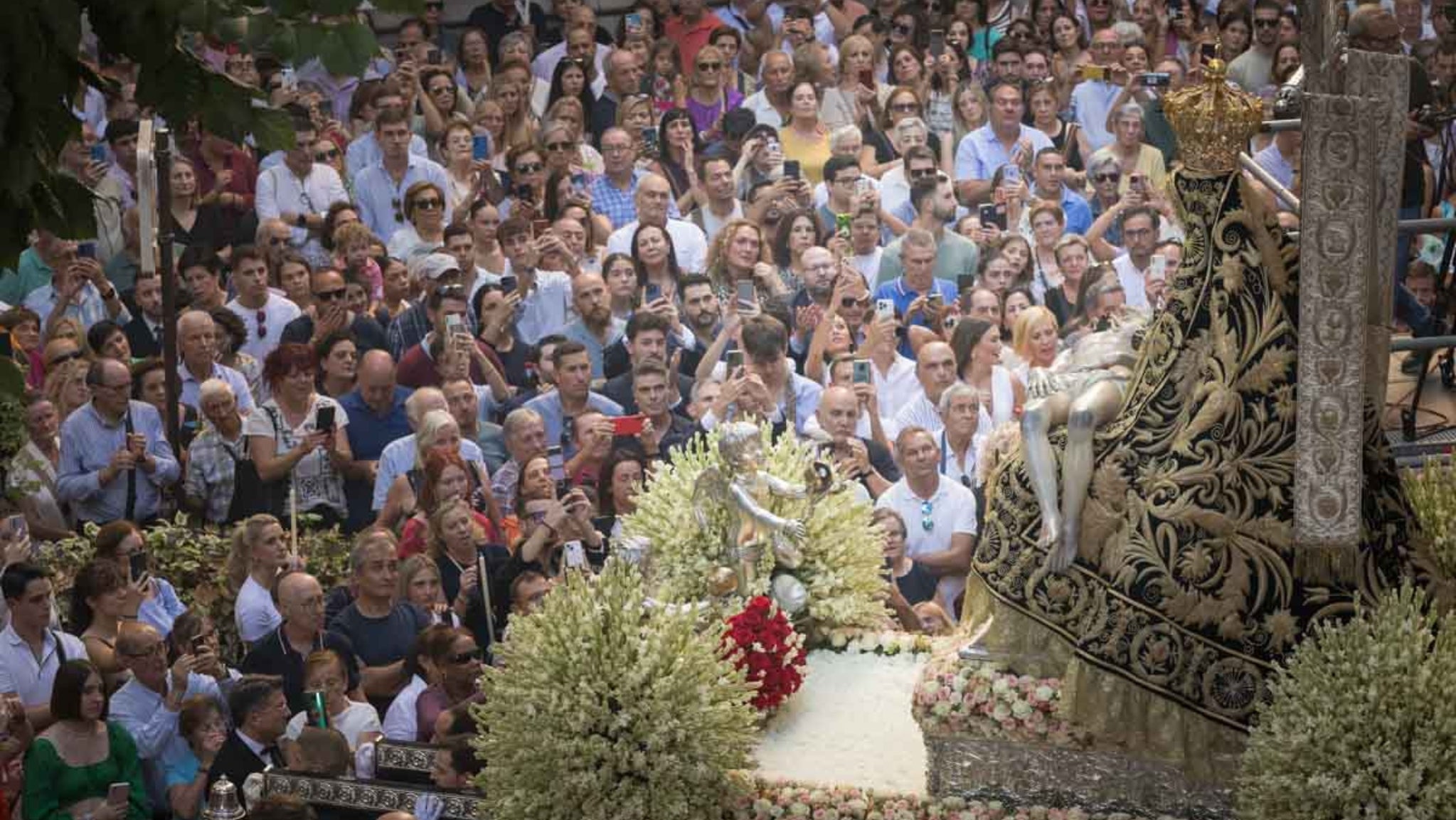 La Virgen de las Angustias y un gran número de fieles el pasado septiembre de 2024