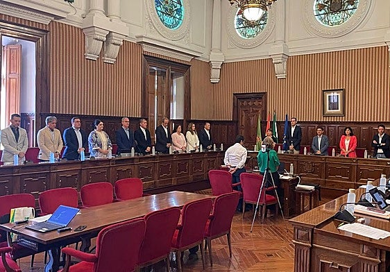 Minuto de silencio al inicio del pleno por la muerte del exdiputado provincial Juan Antonio Expósito.