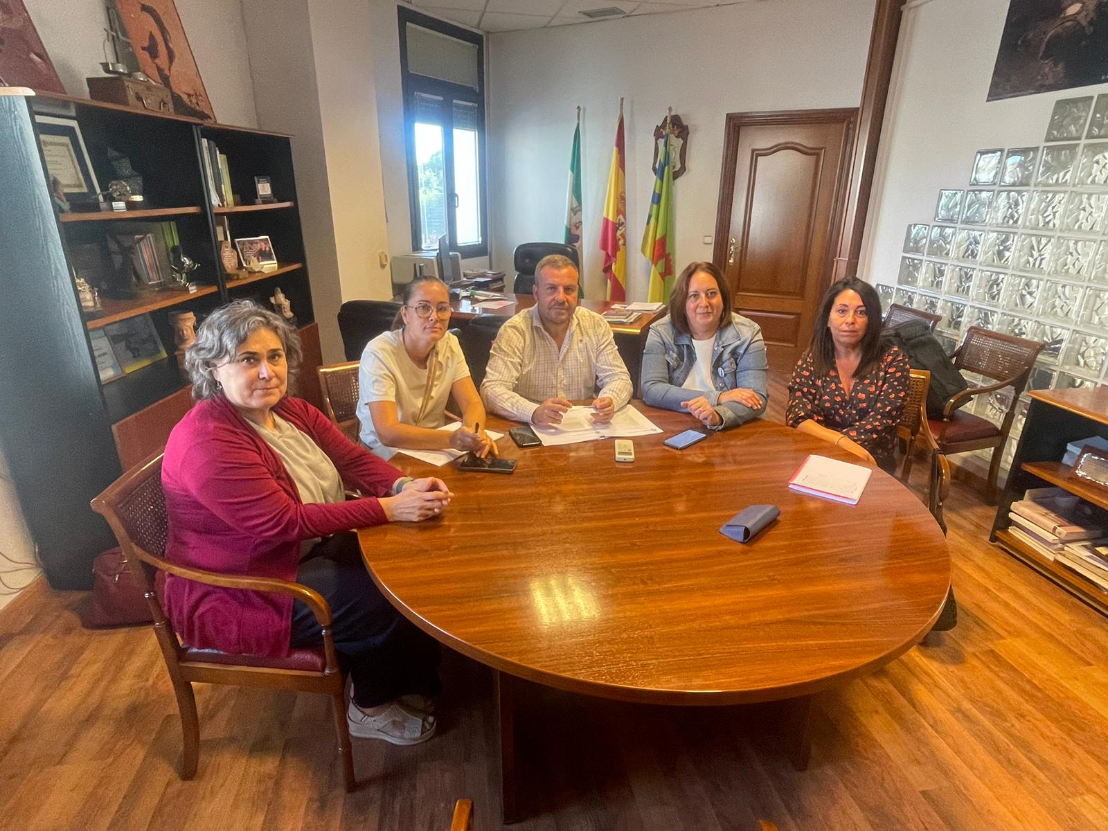 Reunión en CC OO para abordar la situación del centro pealeño.