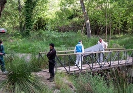 Traslado del cadáver al coche fúnebre tras ser encontrado en la Fuente de la Bicha.