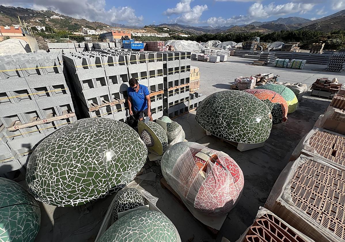 Manolo Ruiz, empleado de materiales Carbonell S.L., junto a las grandes piezas de fruta en el almacén.