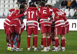 Conjura del Granada antes del partido en El Plantío.