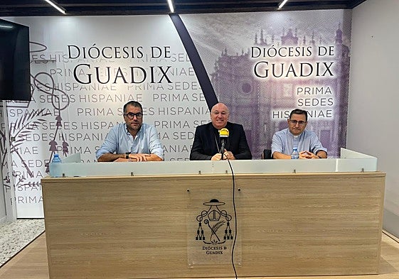 El obispo de Guadix preside la presentación de los actos del IV centenario de la Hermandad del Nazareno 'El Llavero'
