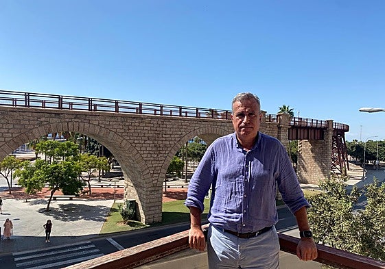 El gerente de Coexphal, Luis Miguel Fernández, en la terraza de su despacho.