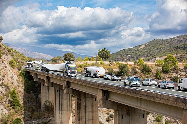 La Guardia Civil escolta a los convoyes con las palas eólicas que atraviesan la nacional N-323 rumbo al puerto de Motril.
