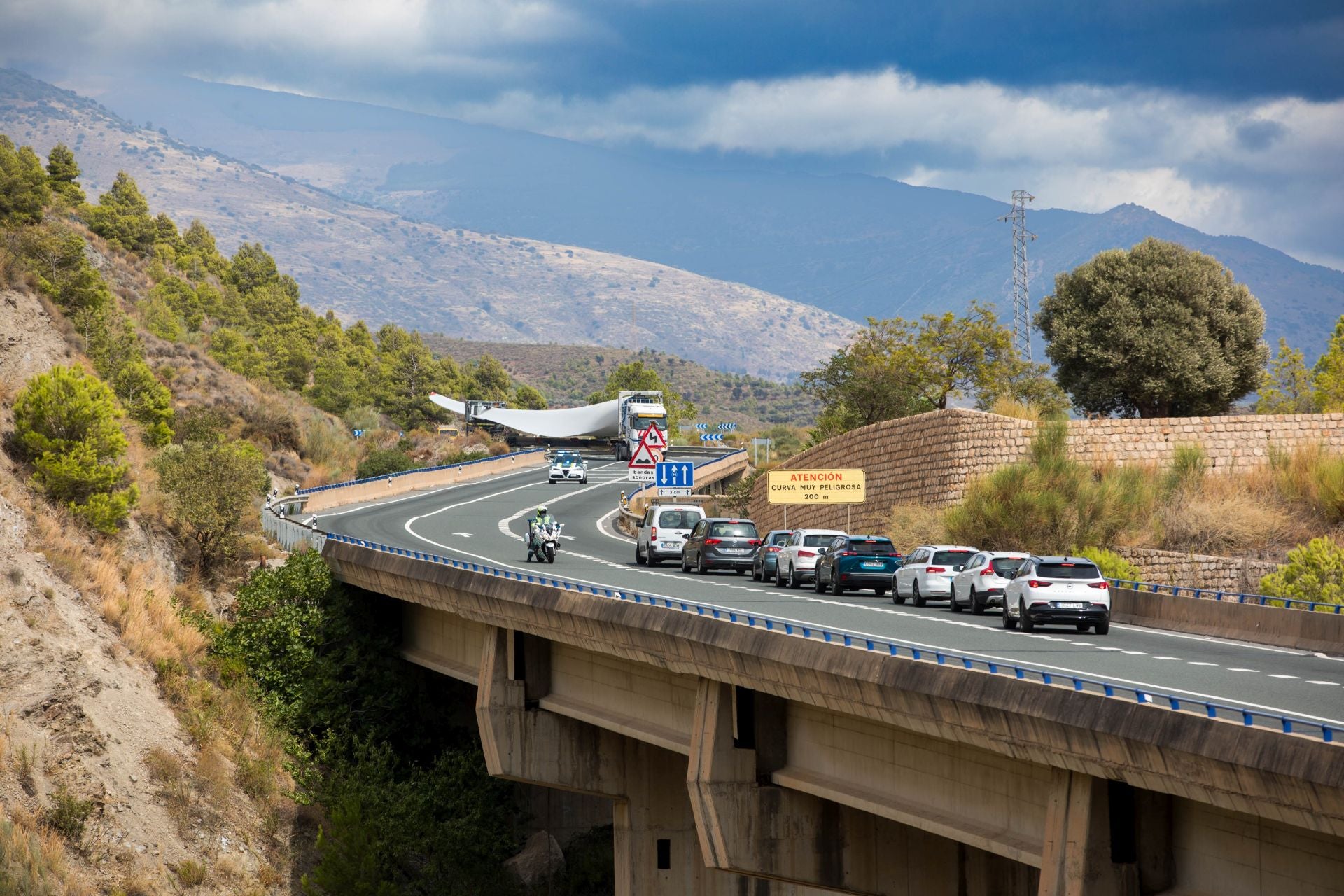 Las espectaculares imágenes de las palas eólicas de vuelta al puerto de Motril
