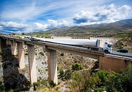 Las espectaculares imágenes de las palas eólicas de vuelta al puerto de Motril
